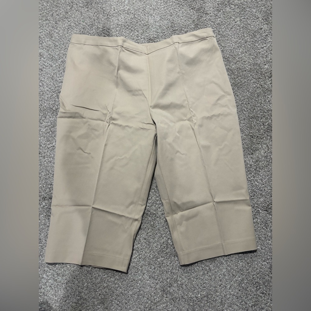 SUSAN GRAVER NIP Khaki Capris